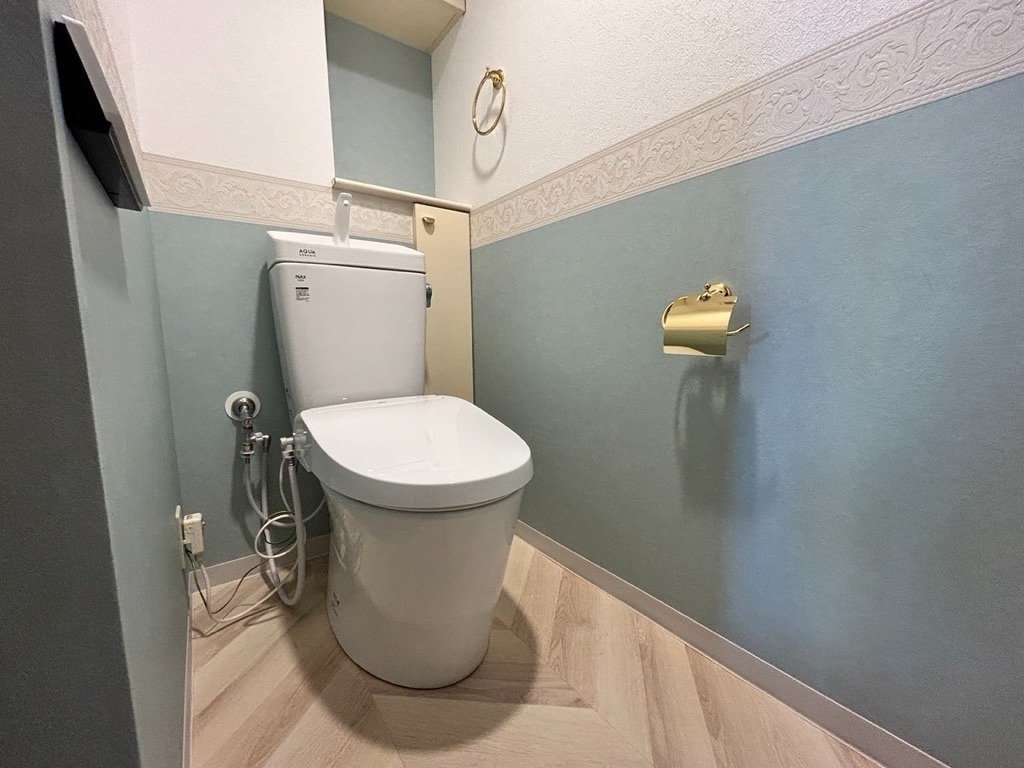 くすみブルー×ゴールドが映える上品トイレ空間