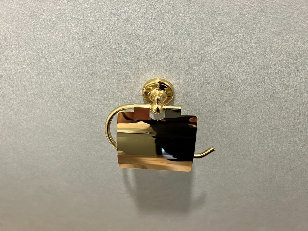 くすみブルー×ゴールドが映える上品トイレ空間