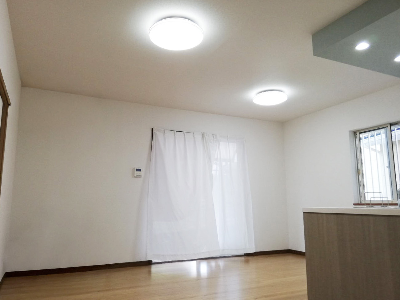 アクセントクロスが主役の、洗練されたキッチン空間