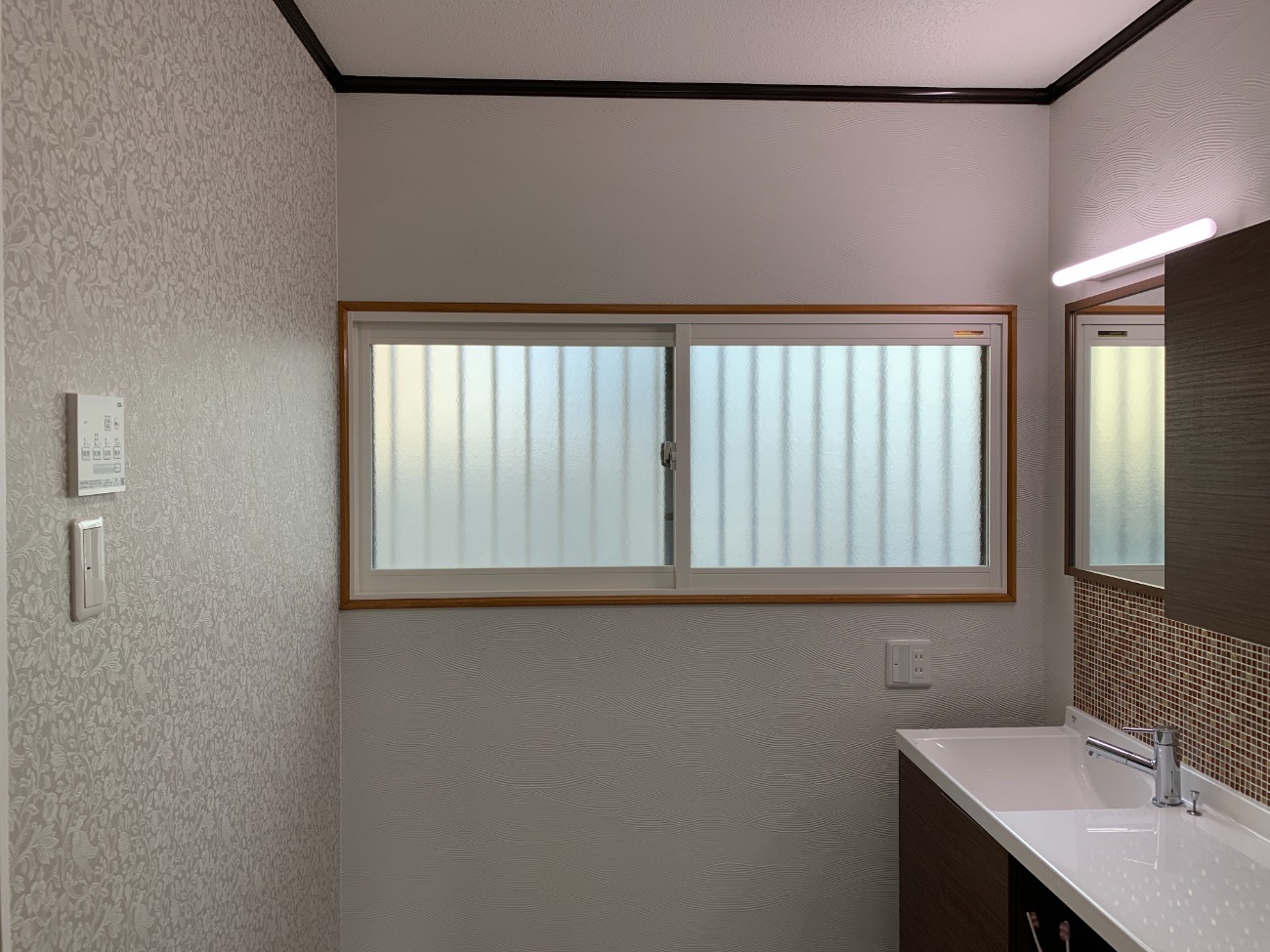 モザイクタイルが映える、ナチュラルモダンな洗面＆バス