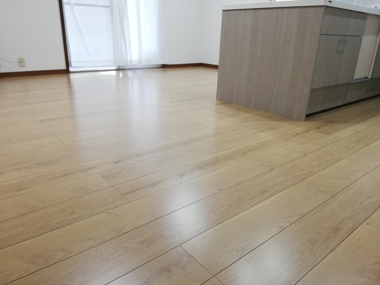アクセントクロスが主役の、洗練されたキッチン空間